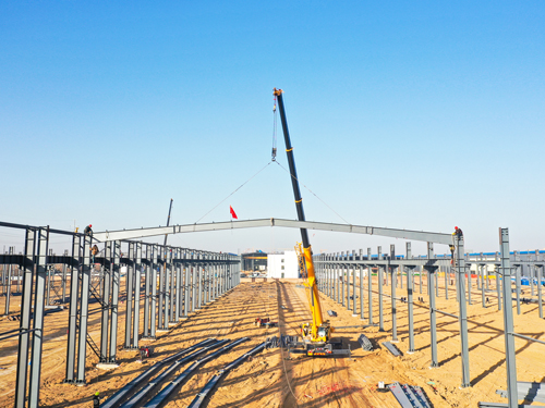 河南w66利来国际|智能产业园6号车间今日上梁大吉!